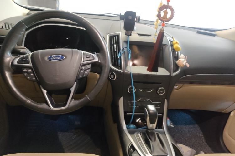 Used Ford Edge 2015 2.0T GTDi Two-Wheel-Drive High-Line Version Center Console