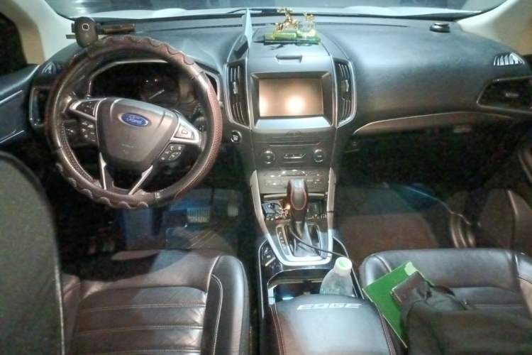 Used Ford Edge 2015 2.0T GTDi 4x4 High-Grade Model Center Console