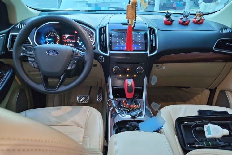 Used Ford Edge 2015 2.0T GTDi Two-Wheel-Drive Elite Edition Center Console