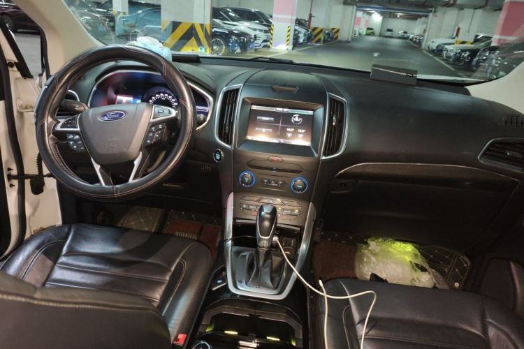 Used Ford Edge 2015 2.0T GTDi Two-Wheel-Drive High-Line Version Center Console