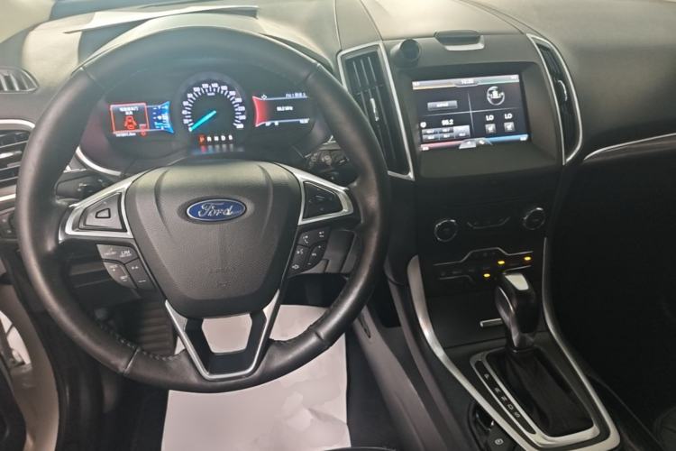 Used Ford Edge 2015 2.0T GTDi Two-Wheel-Drive High-Line Version Center Console