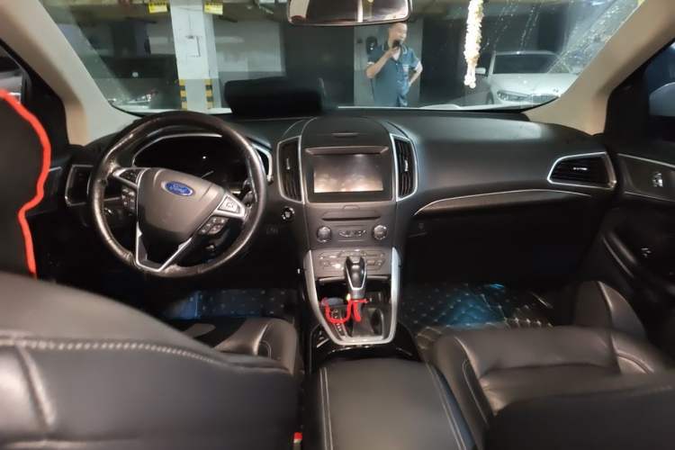 Used Ford Edge 2015 2.0T GTDi Two-Wheel-Drive High-Line Version Center Console