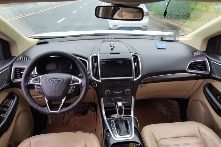 Used Ford Edge 2015 2.0T GTDi 4x4 High-Grade Model Center Console