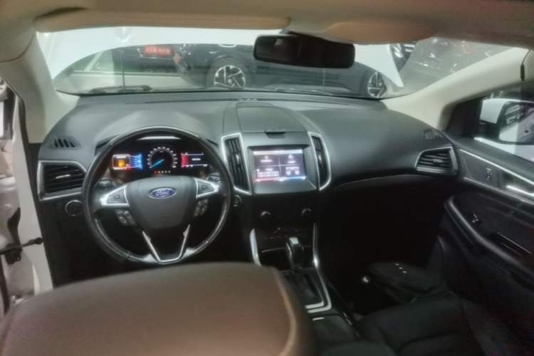 Used Ford Edge 2015 2.0T GTDi 4x4 High-Grade Model Center Console
