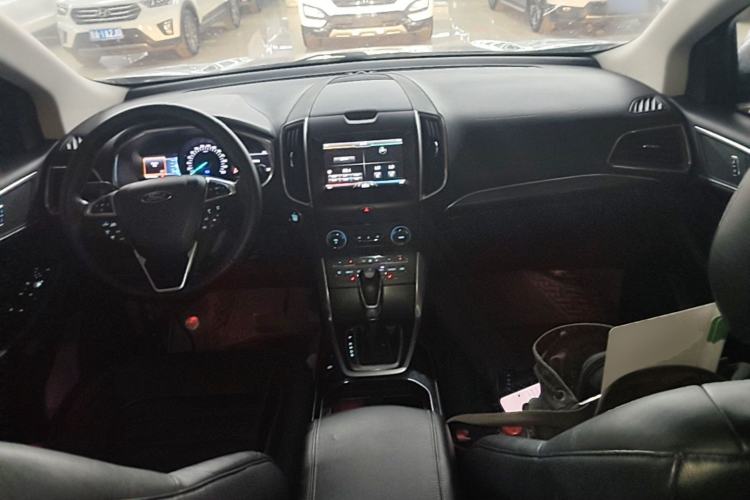 Used Ford Edge 2015 2.0T GTDi 4x4 High-Grade Model Center Console