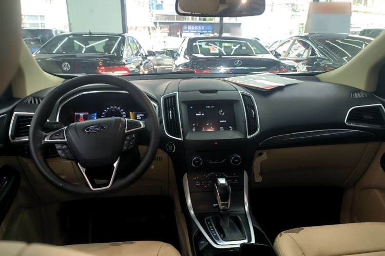 Used Ford Edge 2015 2.0T GTDi Two-Wheel-Drive High-Line Version Center Console