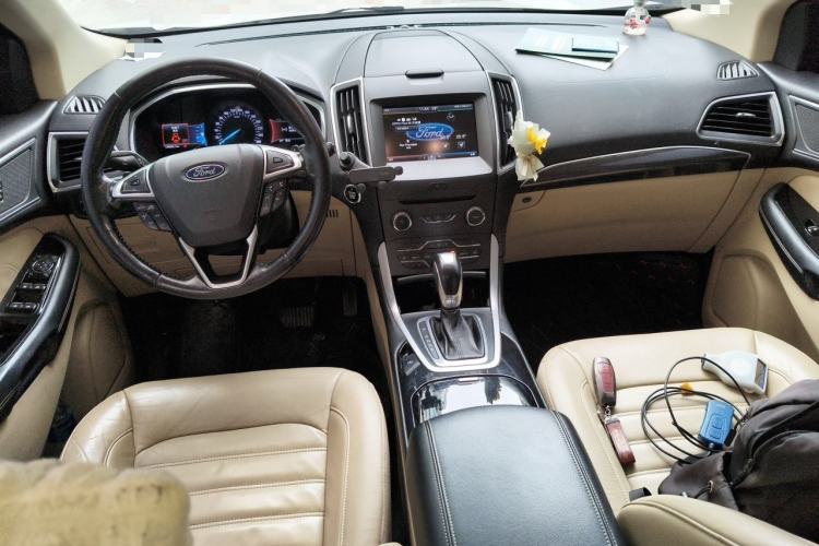 Used Ford Edge 2015 2.0T GTDi 4x4 High-Grade Model Center Console