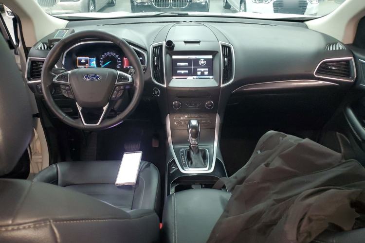 Used Ford Edge 2015 2.0T GTDi Two-Wheel-Drive High-Line Version Center Console