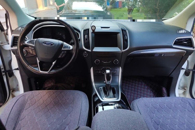 Used Ford Edge 2015 2.0T GTDi Two-Wheel-Drive High-Line Version Center Console
