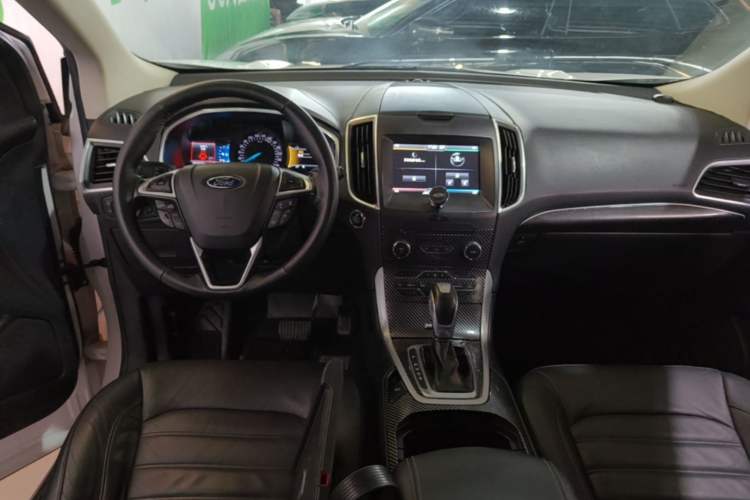 Used Ford Edge 2015 2.0T GTDi Two-Wheel-Drive High-Line Version Center Console