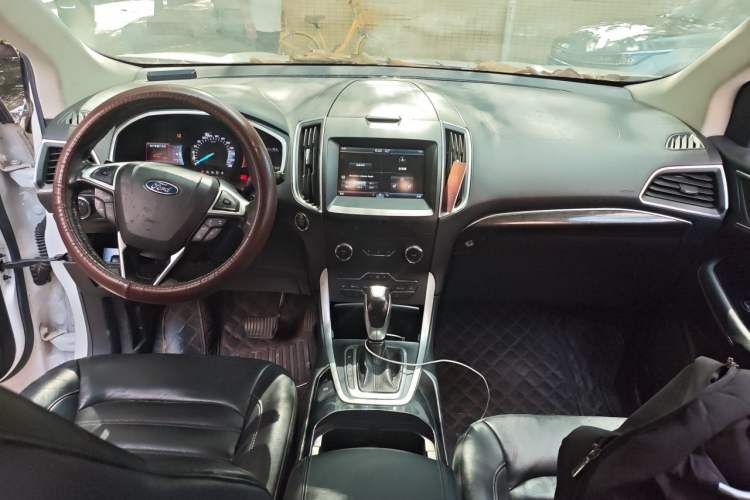 Used Ford Edge 2015 2.0T GTDi 4x4 High-Grade Model Center Console