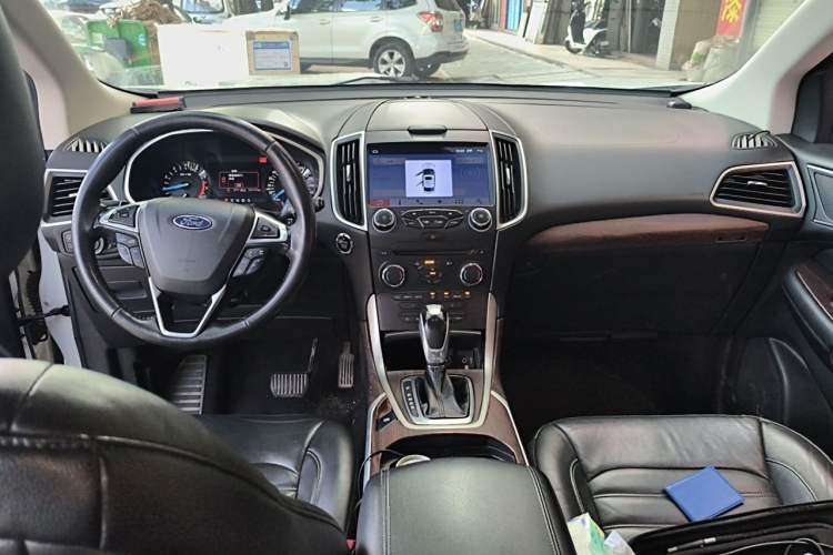 Used Ford Edge 2015 2.0T GTDi Two-Wheel-Drive Platinum Edition Center Console
