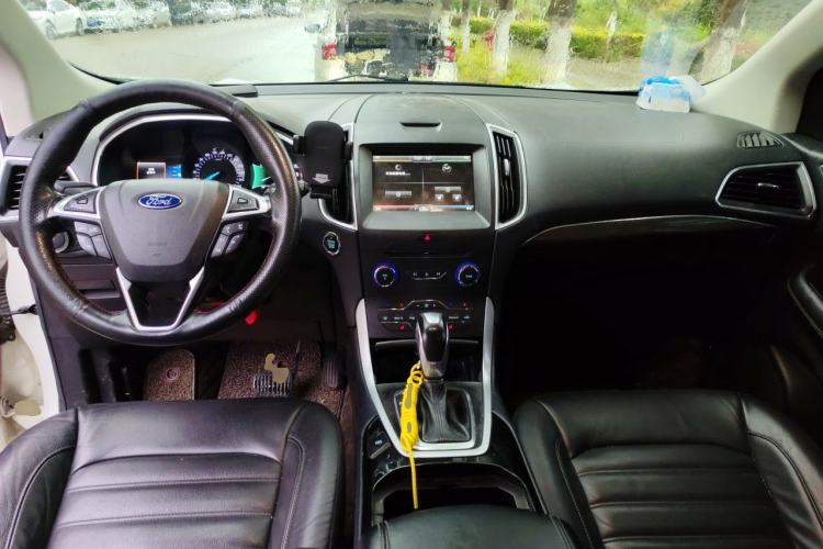 Used Ford Edge 2015 2.0T GTDi 4x4 High-Grade Model Center Console