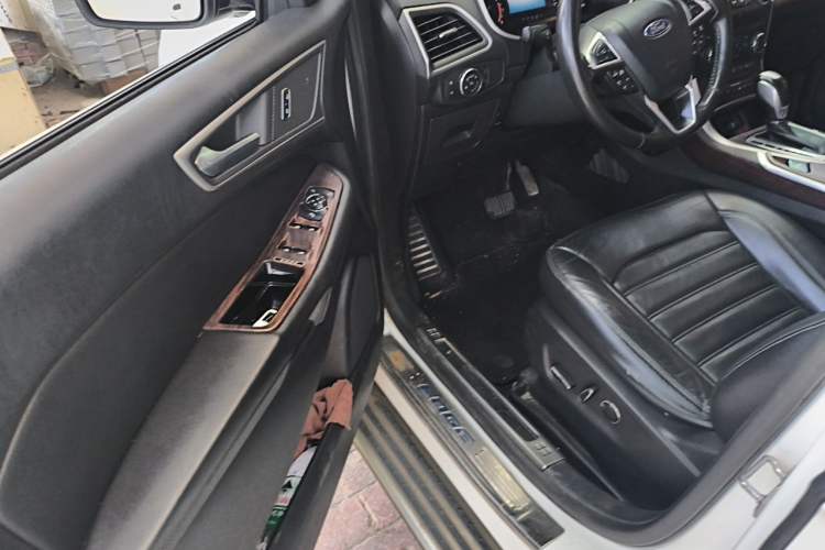 Used Ford Edge 2015 2.0T GTDi Two-Wheel-Drive Platinum Edition Driver Seat