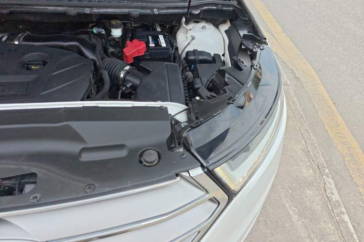 Used Ford Edge 2015 2.0T GTDi Two-Wheel-Drive High-Line Version Engine Bay Left