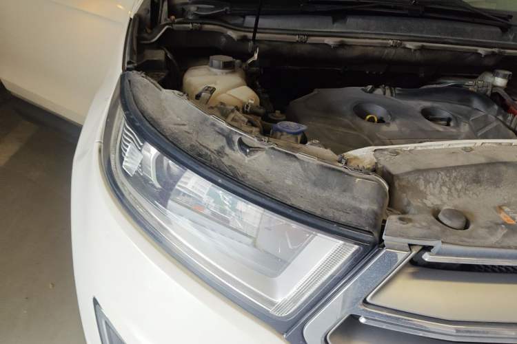 Used Ford Edge 2015 2.0T GTDi Two-Wheel-Drive High-Line Version Engine Bay Right