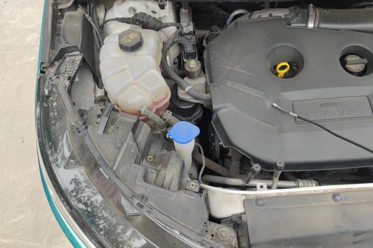 Used Ford Edge 2015 2.0T GTDi Two-Wheel-Drive High-Line Version Engine Bay Right
