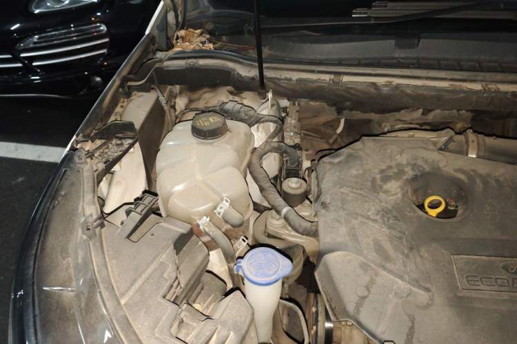 Used Ford Edge 2015 2.0T GTDi Two-Wheel-Drive High-Line Version Engine Bay Right