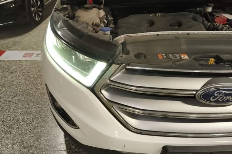 Used Ford Edge 2015 2.0T GTDi Two-Wheel-Drive High-Line Version Engine Bay Right