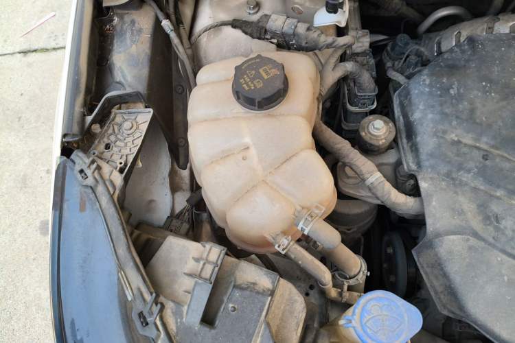 Used Ford Edge 2015 2.0T GTDi Two-Wheel-Drive High-Line Version Engine Bay Right