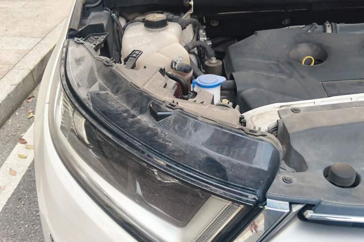 Used Ford Edge 2015 2.0T GTDi Two-Wheel-Drive High-Line Version Engine Bay Right