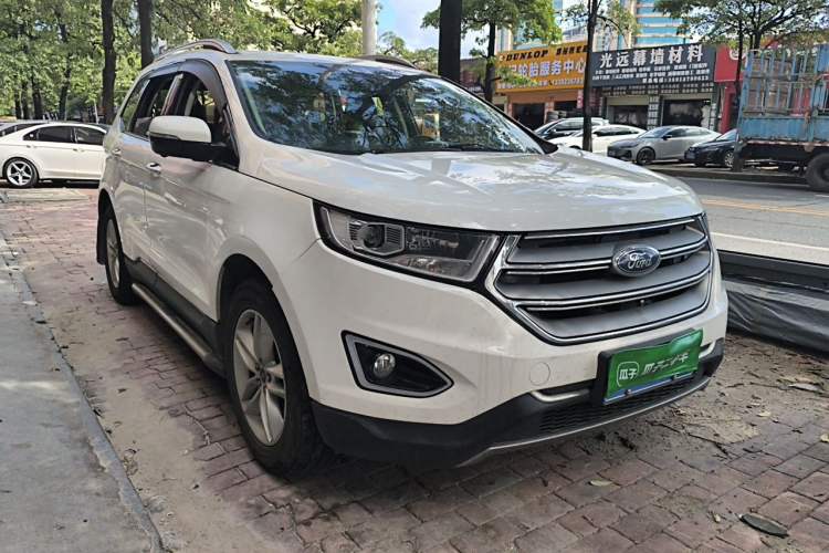 Used Ford Edge 2015 2.0T GTDi Two-Wheel-Drive Platinum Edition Front Right 45 Deg