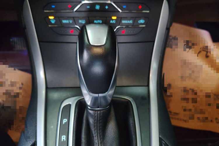 Used Ford Edge 2015 2.0T GTDi Two-Wheel-Drive High-Line Version Gear Lever