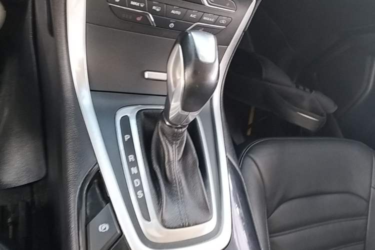 Used Ford Edge 2015 2.0T GTDi Two-Wheel-Drive High-Line Version Gear Lever