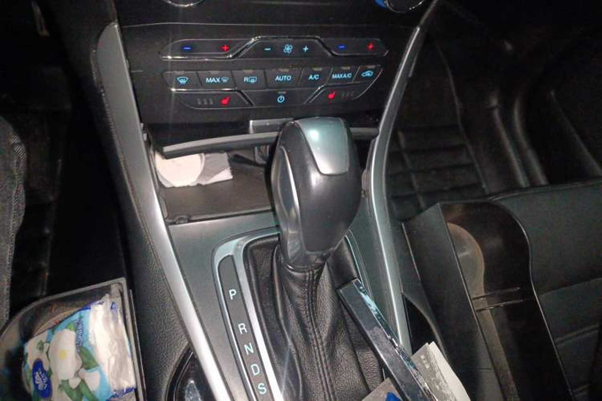 Used Ford Edge 2015 2.0T GTDi Two-Wheel-Drive High-Line Version Gear Lever