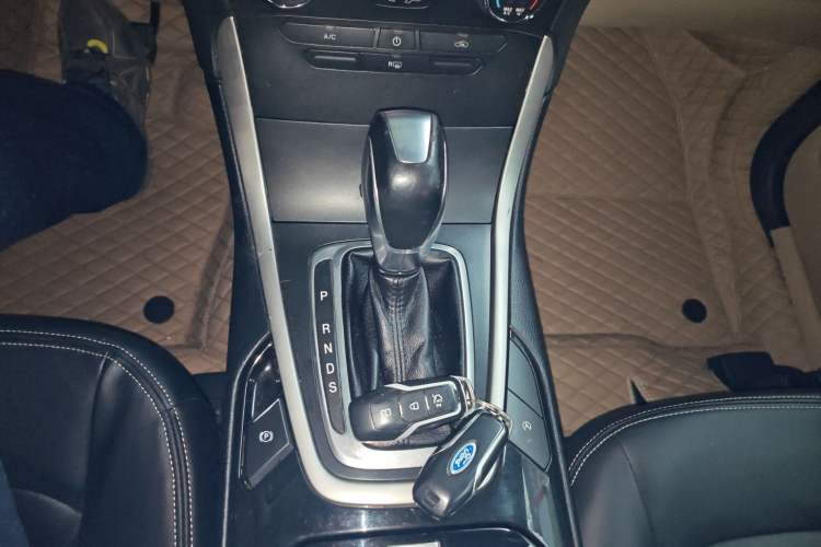Used Ford Edge 2015 2.0T GTDi Two-Wheel-Drive Elite Edition Gear Lever