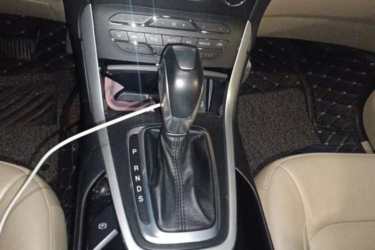Used Ford Edge 2015 2.0T GTDi Two-Wheel-Drive High-Line Version Gear Lever