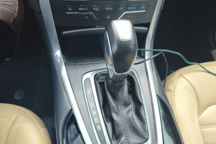 Used Ford Edge 2015 2.0T GTDi Two-Wheel-Drive High-Line Version Gear Lever