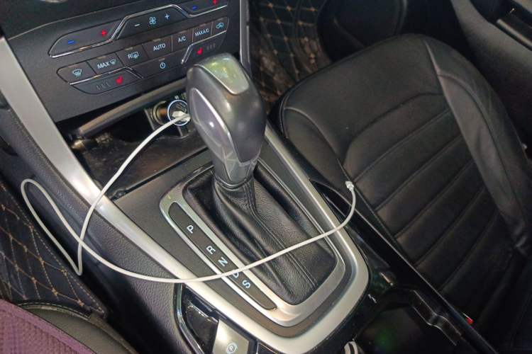 Used Ford Edge 2015 2.0T GTDi Two-Wheel-Drive High-Line Version Gear Lever
