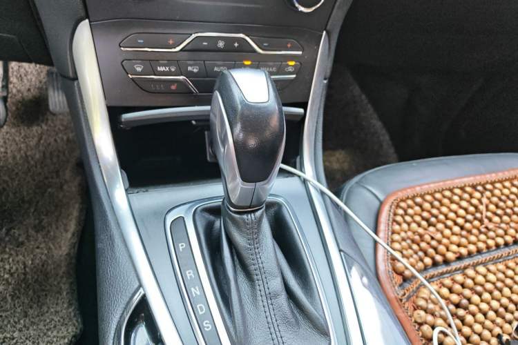 Used Ford Edge 2015 2.0T GTDi Two-Wheel-Drive High-Line Version Gear Lever