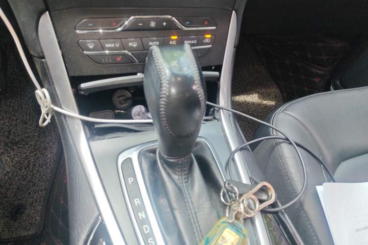 Used Ford Edge 2015 2.0T GTDi Two-Wheel-Drive High-Line Version Gear Lever