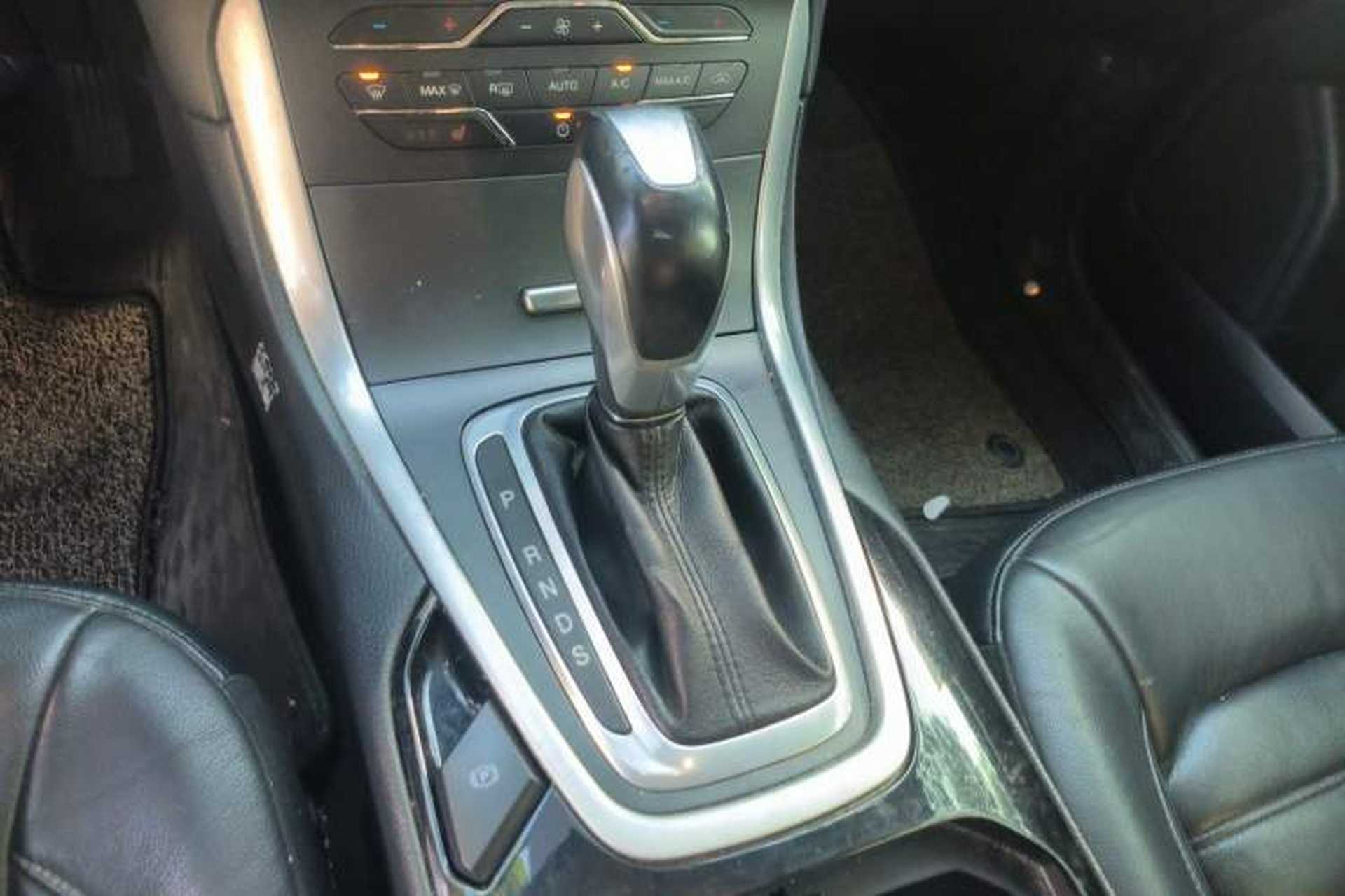 Used Ford Edge 2015 2.0T GTDi Two-Wheel-Drive High-Line Version Gear Lever