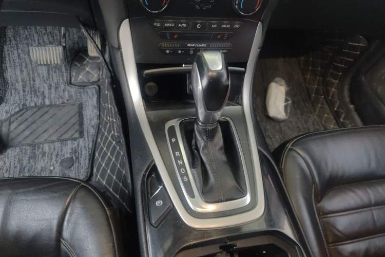 Used Ford Edge 2015 2.0T GTDi Two-Wheel-Drive Platinum Edition Gear Lever