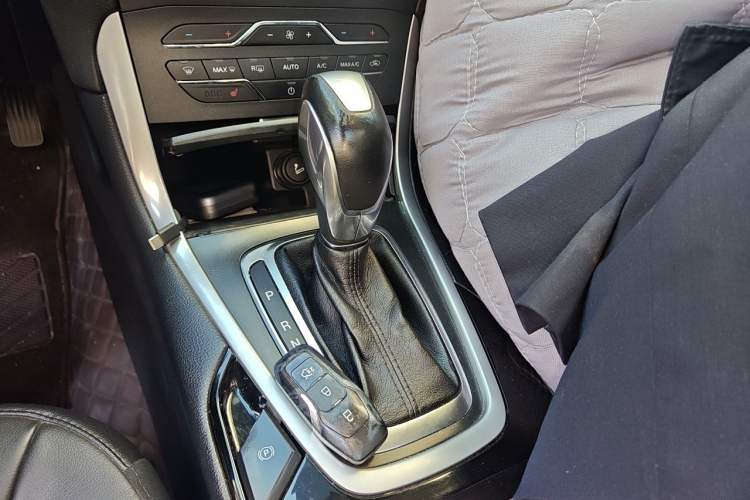 Used Ford Edge 2015 2.0T GTDi 4x4 High-Grade Model Gear Lever