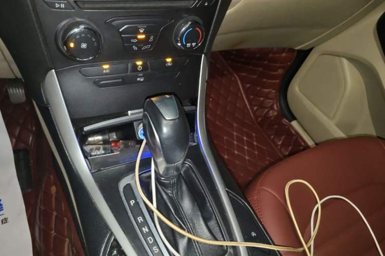 Used Ford Edge 2015 2.0T GTDi Two-Wheel-Drive Elite Edition Gear Lever