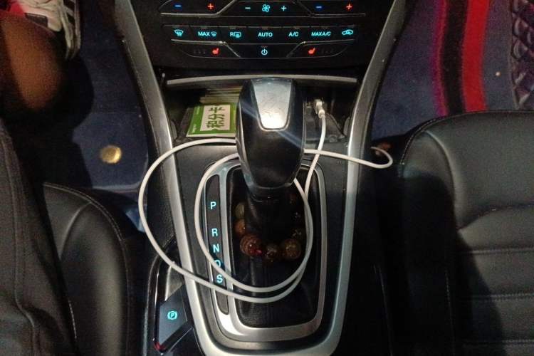 Used Ford Edge 2015 2.0T GTDi Two-Wheel-Drive High-Line Version Gear Lever