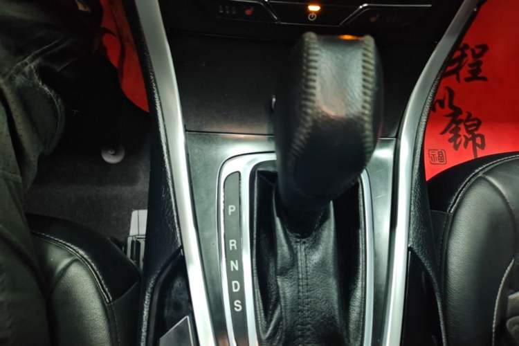 Used Ford Edge 2015 2.0T GTDi Two-Wheel-Drive High-Line Version Gear Lever
