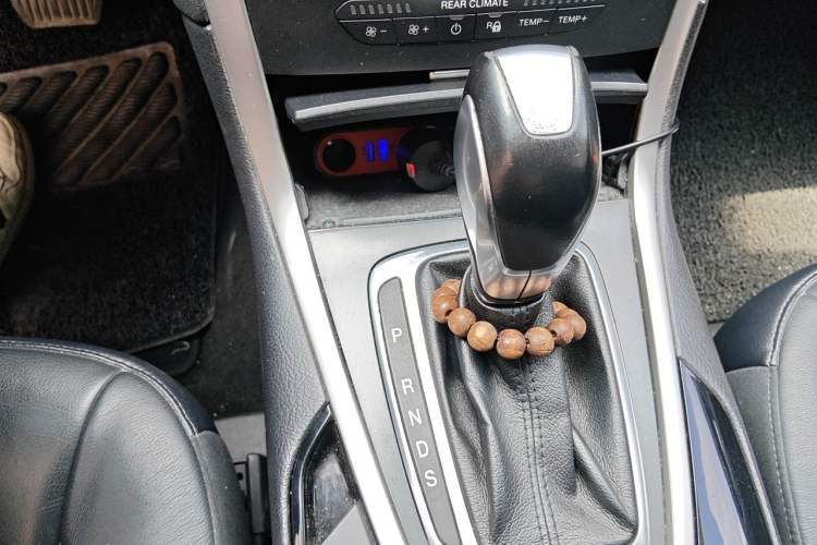 Used Ford Edge 2015 2.0T GTDi Two-Wheel-Drive Platinum Edition Gear Lever