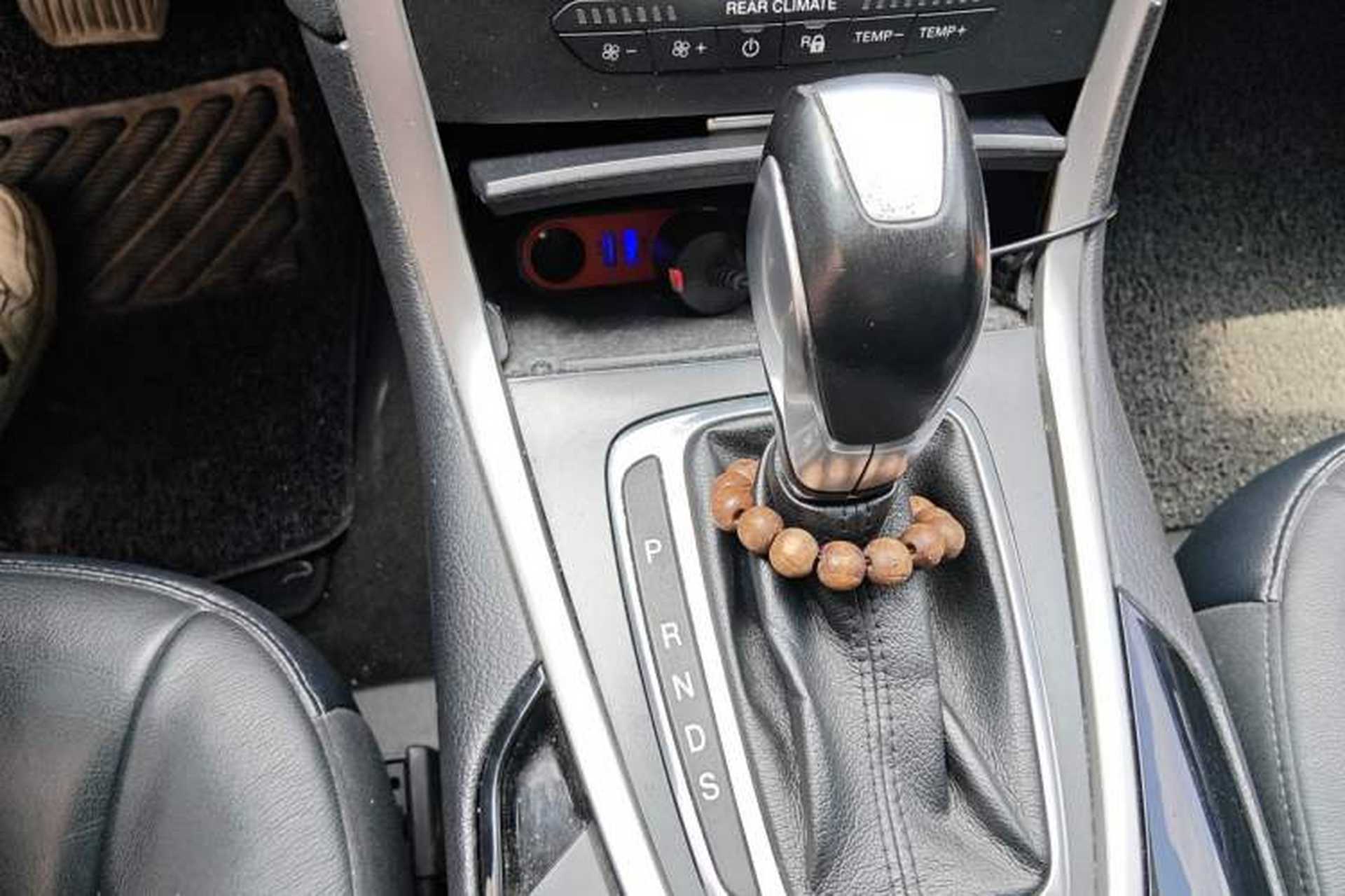 Used Ford Edge 2015 2.0T GTDi Two-Wheel-Drive Platinum Edition Gear Lever