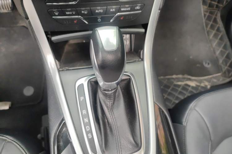 Used Ford Edge 2015 2.0T GTDi Two-Wheel-Drive High-Line Version Gear Lever