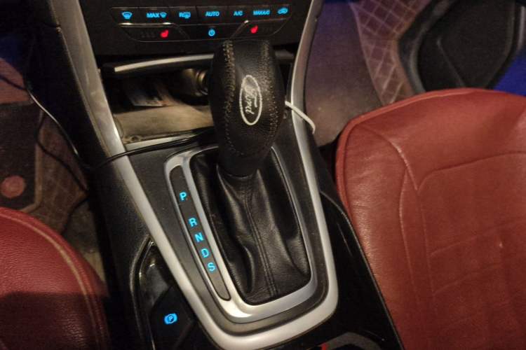Used Ford Edge 2015 2.0T GTDi Two-Wheel-Drive High-Line Version Gear Lever