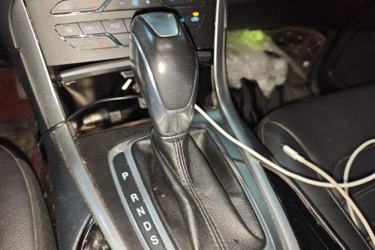 Used Ford Edge 2015 2.0T GTDi Two-Wheel-Drive High-Line Version Gear Lever