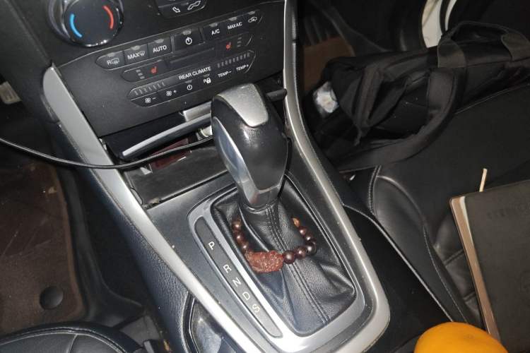 Used Ford Edge 2015 2.0T GTDi Two-Wheel-Drive Platinum Edition Gear Lever