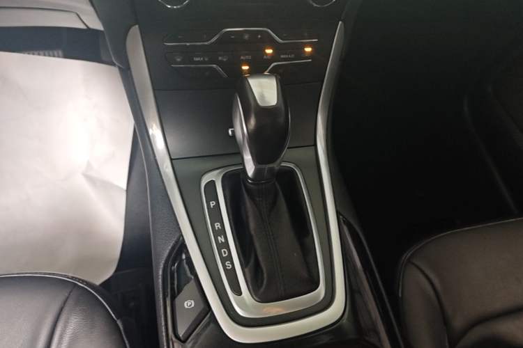 Used Ford Edge 2015 2.0T GTDi Two-Wheel-Drive High-Line Version Gear Lever
