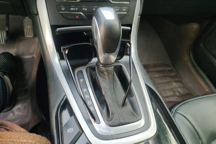 Used Ford Edge 2015 2.0T GTDi Two-Wheel-Drive High-Line Version Gear Lever