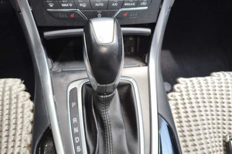Used Ford Edge 2015 2.0T GTDi Two-Wheel-Drive High-Line Version Gear Lever